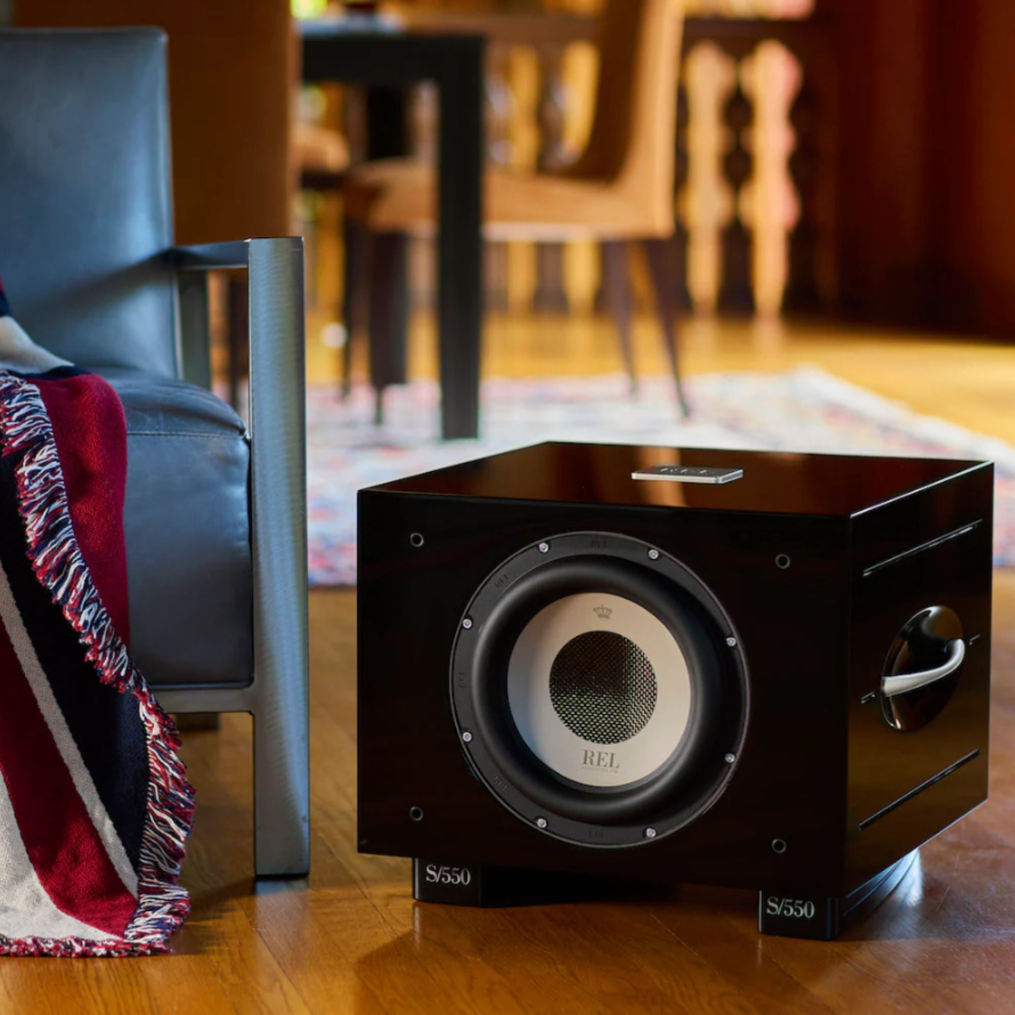 8.AVStore-REL-Acoustics-S-550-Lifestyle-Black.jpg